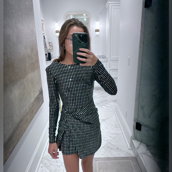 ASTR THE LABEL Sequin Dress - Picture 2 of 3